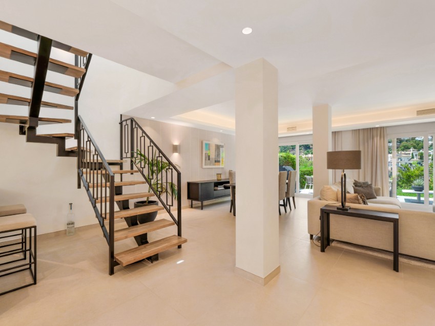 Maison de ville rénovée avec 3 chambres, jardin et solarium à La Quinta Hills, Benahavís